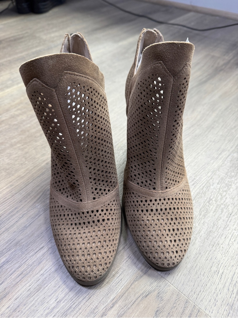 Vince Camuto VP-FLUNNA Beige Booties - Size 8 M / 38.5 - Picture 5 of 10